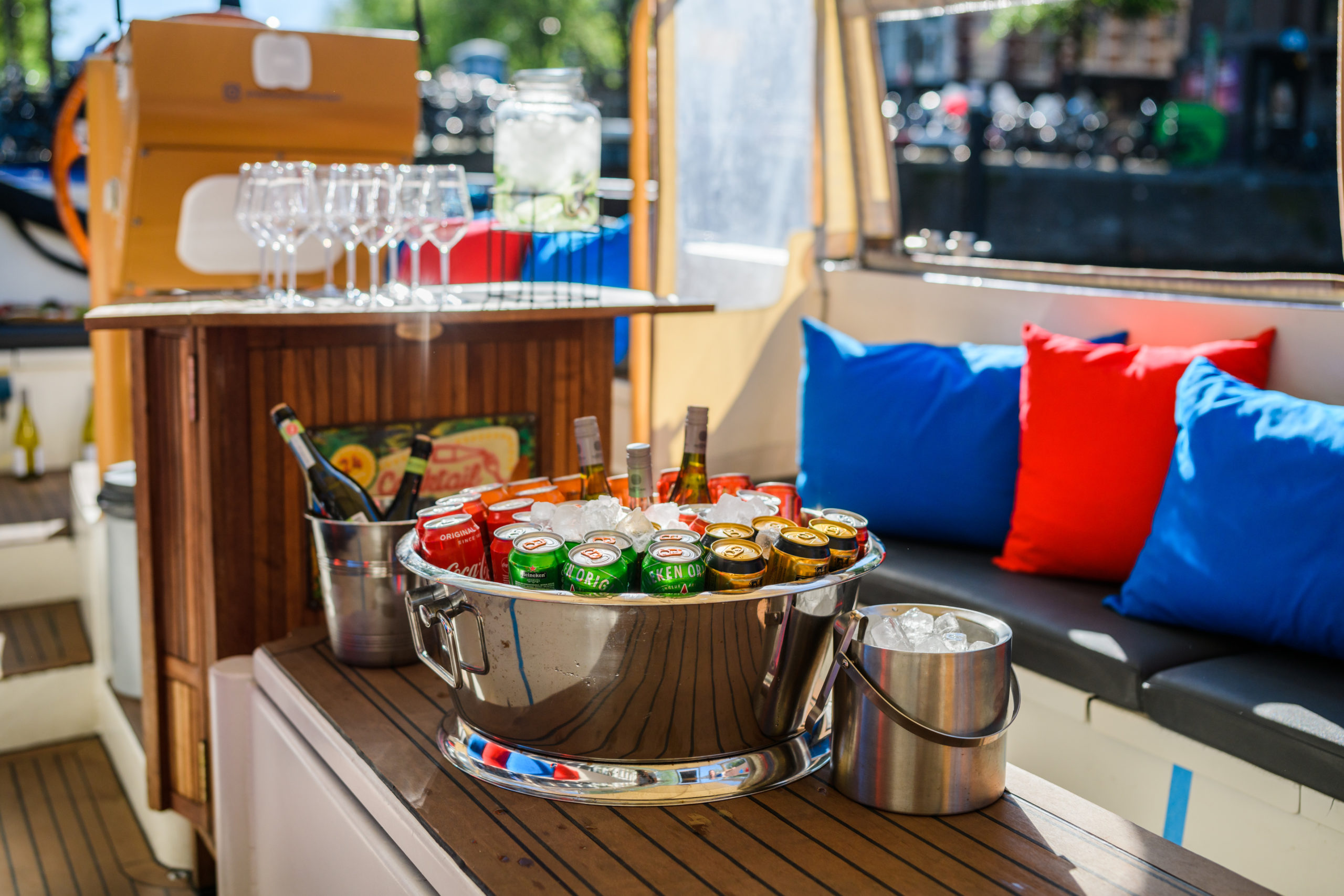 Drinks on the Amsterdam Pub Quiz Boat