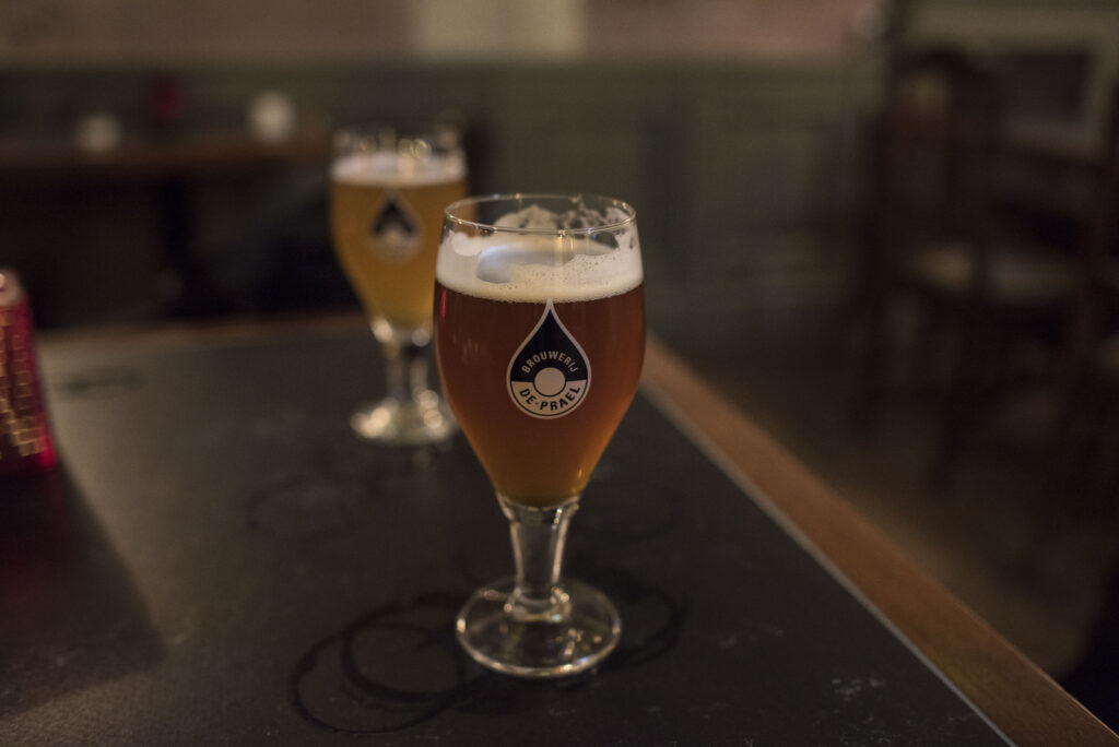 Twee glazen bier bij brouwerij de Prael