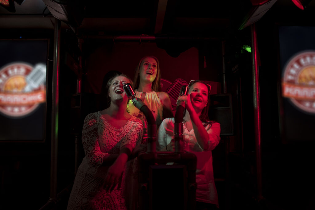 Vrouwen Karaoke aan het zingen in een bar.