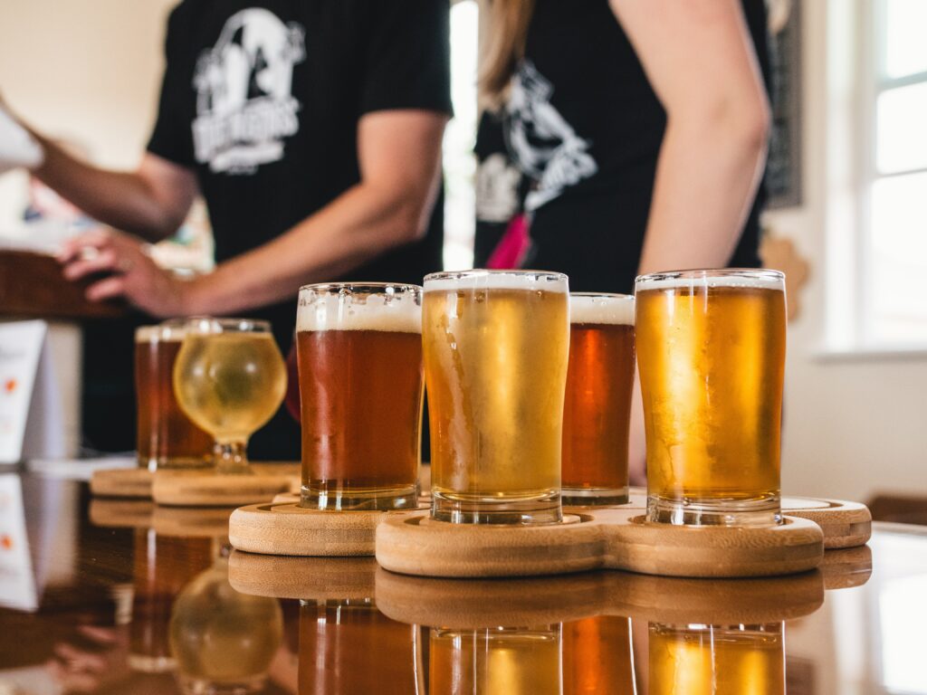 Verschillende soorten bier in glazen tijdens een brouwerij tour in een brouwerij Amsterdam.